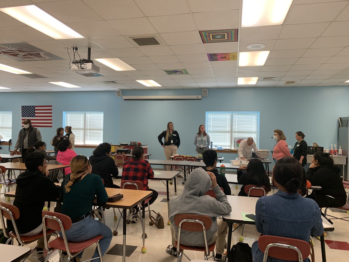 MtVernonMiddle's tweet photo. Fall Family Engagement Night at Mt. Vernon Middle.  Theme: Supporting your child Physically, Academically, Socially, &amp; Emotionally. @WakeSchCounslor #FamilyEngagement #InterfaithFoodShuttle @RangelMariarosa https://t.co/byzqgdmNwM