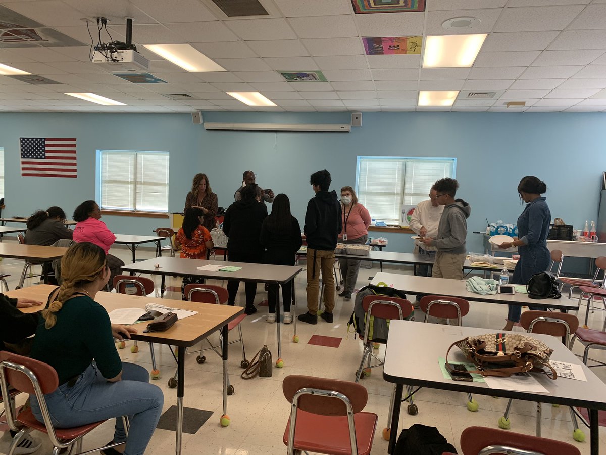 MtVernonMiddle's tweet photo. Fall Family Engagement Night at Mt. Vernon Middle.  Theme: Supporting your child Physically, Academically, Socially, &amp; Emotionally. @WakeSchCounslor #FamilyEngagement #InterfaithFoodShuttle @RangelMariarosa https://t.co/byzqgdmNwM