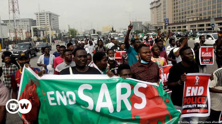 politics_ng_'s tweet photo. 20th October 2020
A day Nigerians will never ever forget. Lives were lost, lives were changed.

And some youths are still campaigning for the same government under whose watch this atrocities happened.
So sad
#LekkiMassacre #EndSARS https://t.co/tia9UtFUuc