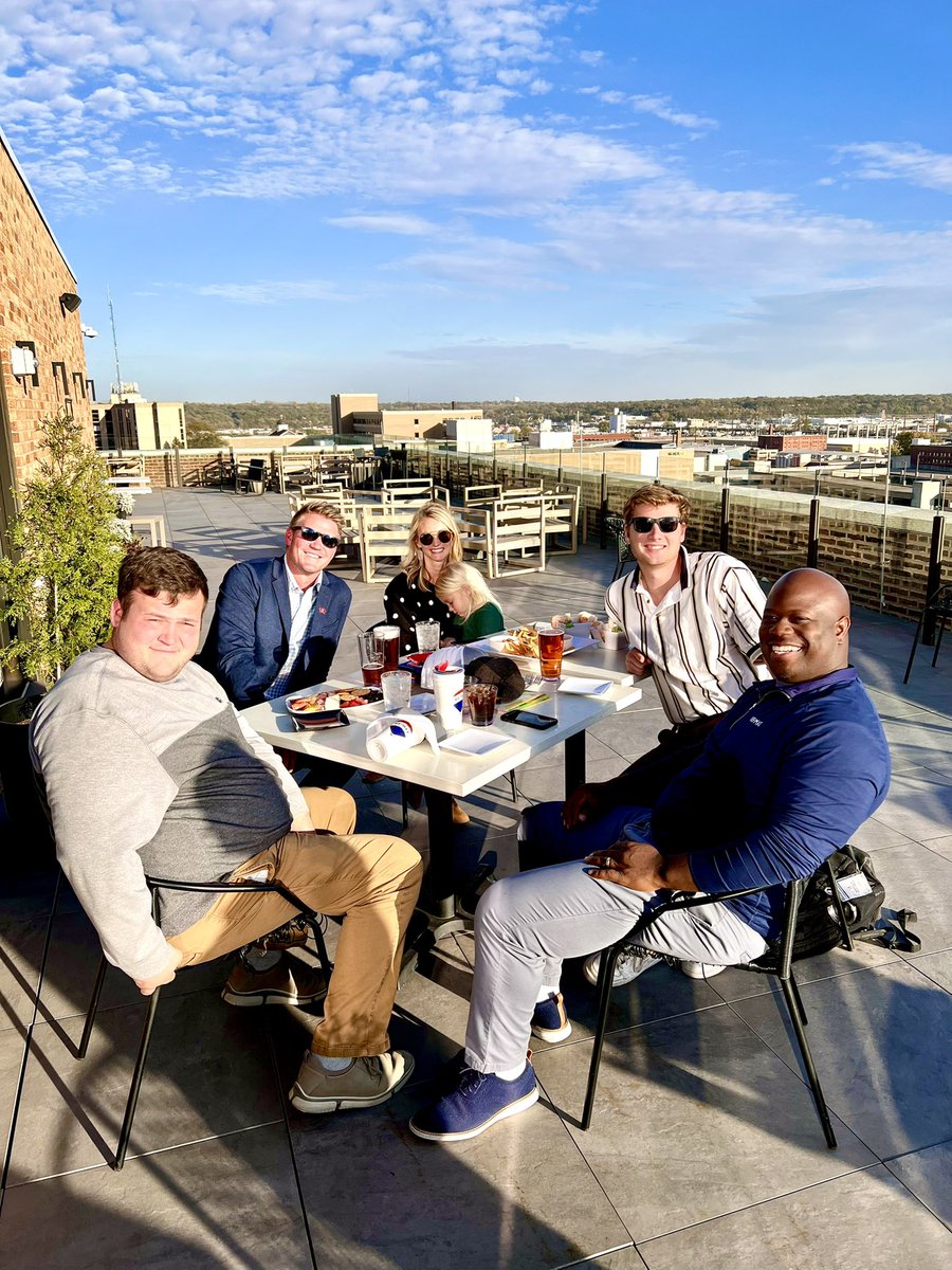 sellsiouxcity's tweet photo. RE/MAX Happy Hour on what turned out to be an epic early evening in downtown Sioux City. Appreciate the crew and all they are doing to make it happen for their clients. Next one is in the RE/MAX City Centre. Let’s…..GO. #siouxcity #weareremax #forsiouxland https://t.co/L7tgCnrket