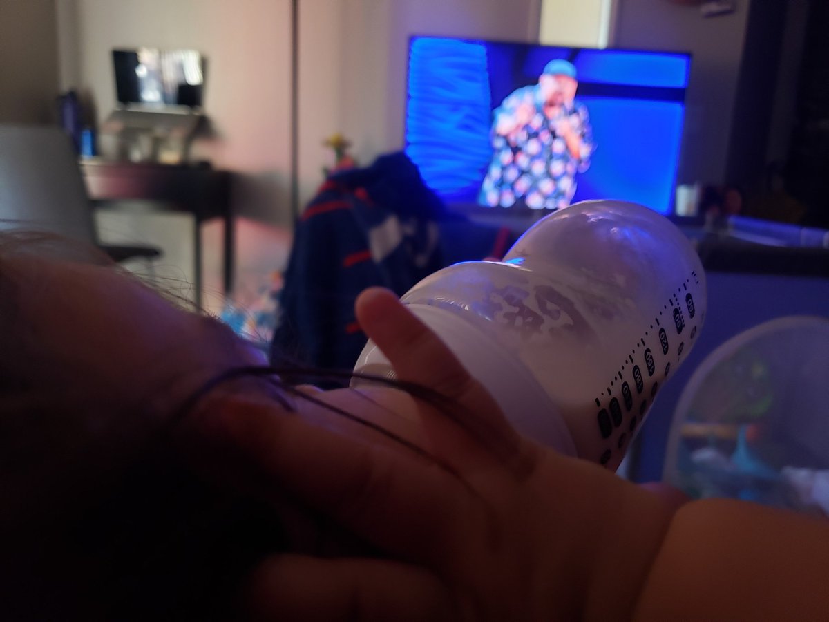 dnice0913's tweet photo. My daughter enjoying her bottle and @fluffyguy DODGER STADIUM SPECIAL!! https://t.co/VkgZTpn250