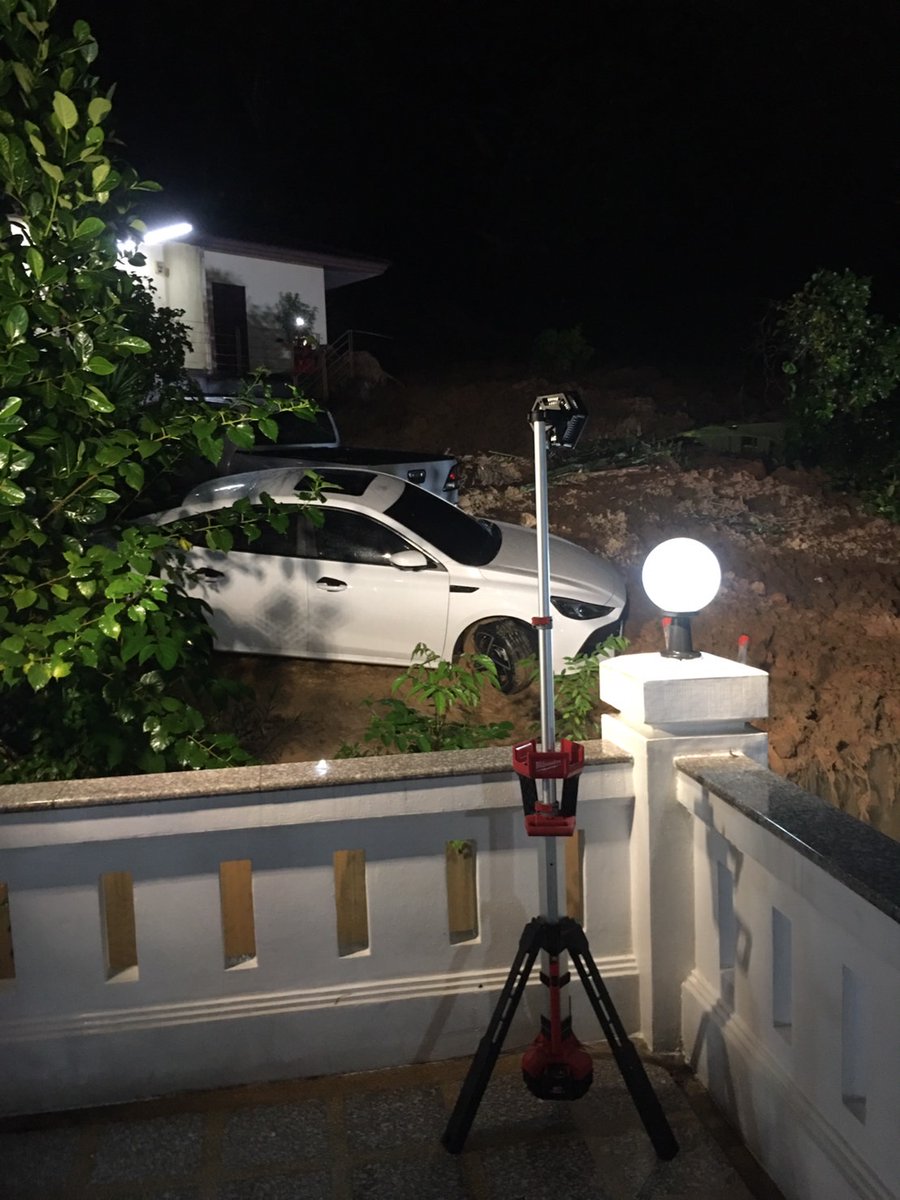 pleunpit_Ch9's tweet image. เจ้าหน้าที่มูลนิธิกุศลธรรมภูเก็ตเข้าช่วยเหลืออพยพชาวบ้านจำนวน8คนที่ติดอยู่ภายในที่พักอาศัยบริเวณเขารังอำเภอเมืองช่วงกลางดึกที่ผ่านมาหลังดินจากภูเขาเลื่อนสไลด์เข้าทับบ้านเรือน เหตุเกิดจากฝนตกหนัก​ @TNAMCOT