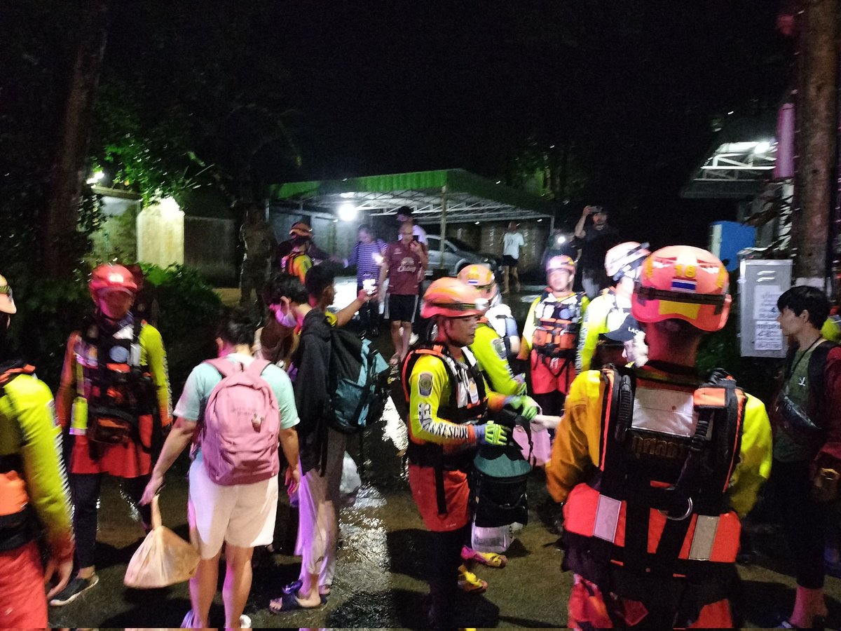 pleunpit_Ch9's tweet image. เจ้าหน้าที่มูลนิธิกุศลธรรมภูเก็ตเข้าช่วยเหลืออพยพชาวบ้านจำนวน8คนที่ติดอยู่ภายในที่พักอาศัยบริเวณเขารังอำเภอเมืองช่วงกลางดึกที่ผ่านมาหลังดินจากภูเขาเลื่อนสไลด์เข้าทับบ้านเรือน เหตุเกิดจากฝนตกหนัก​ @TNAMCOT