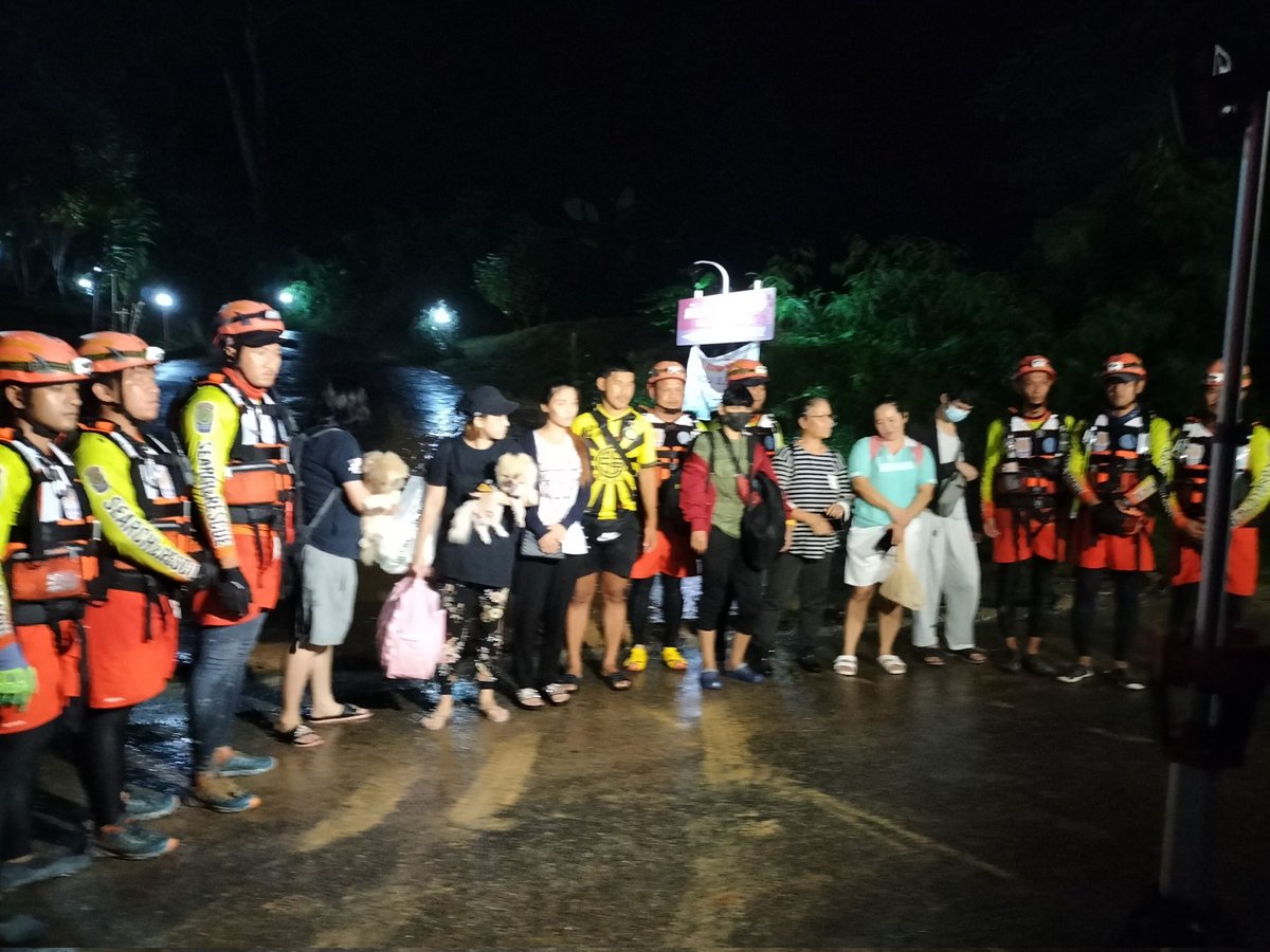 pleunpit_Ch9's tweet image. เจ้าหน้าที่มูลนิธิกุศลธรรมภูเก็ตเข้าช่วยเหลืออพยพชาวบ้านจำนวน8คนที่ติดอยู่ภายในที่พักอาศัยบริเวณเขารังอำเภอเมืองช่วงกลางดึกที่ผ่านมาหลังดินจากภูเขาเลื่อนสไลด์เข้าทับบ้านเรือน เหตุเกิดจากฝนตกหนัก​ @TNAMCOT