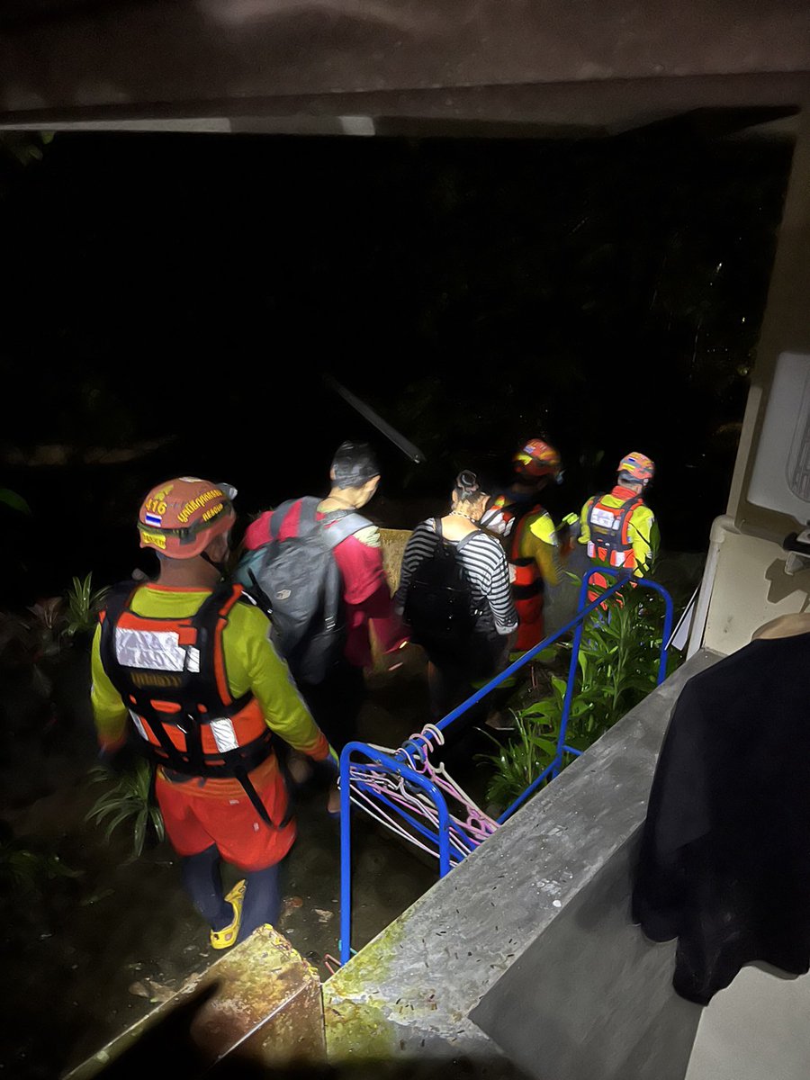 pleunpit_Ch9's tweet image. เจ้าหน้าที่มูลนิธิกุศลธรรมภูเก็ตเข้าช่วยเหลืออพยพชาวบ้านจำนวน8คนที่ติดอยู่ภายในที่พักอาศัยบริเวณเขารังอำเภอเมืองช่วงกลางดึกที่ผ่านมาหลังดินจากภูเขาเลื่อนสไลด์เข้าทับบ้านเรือน เหตุเกิดจากฝนตกหนัก​ @TNAMCOT