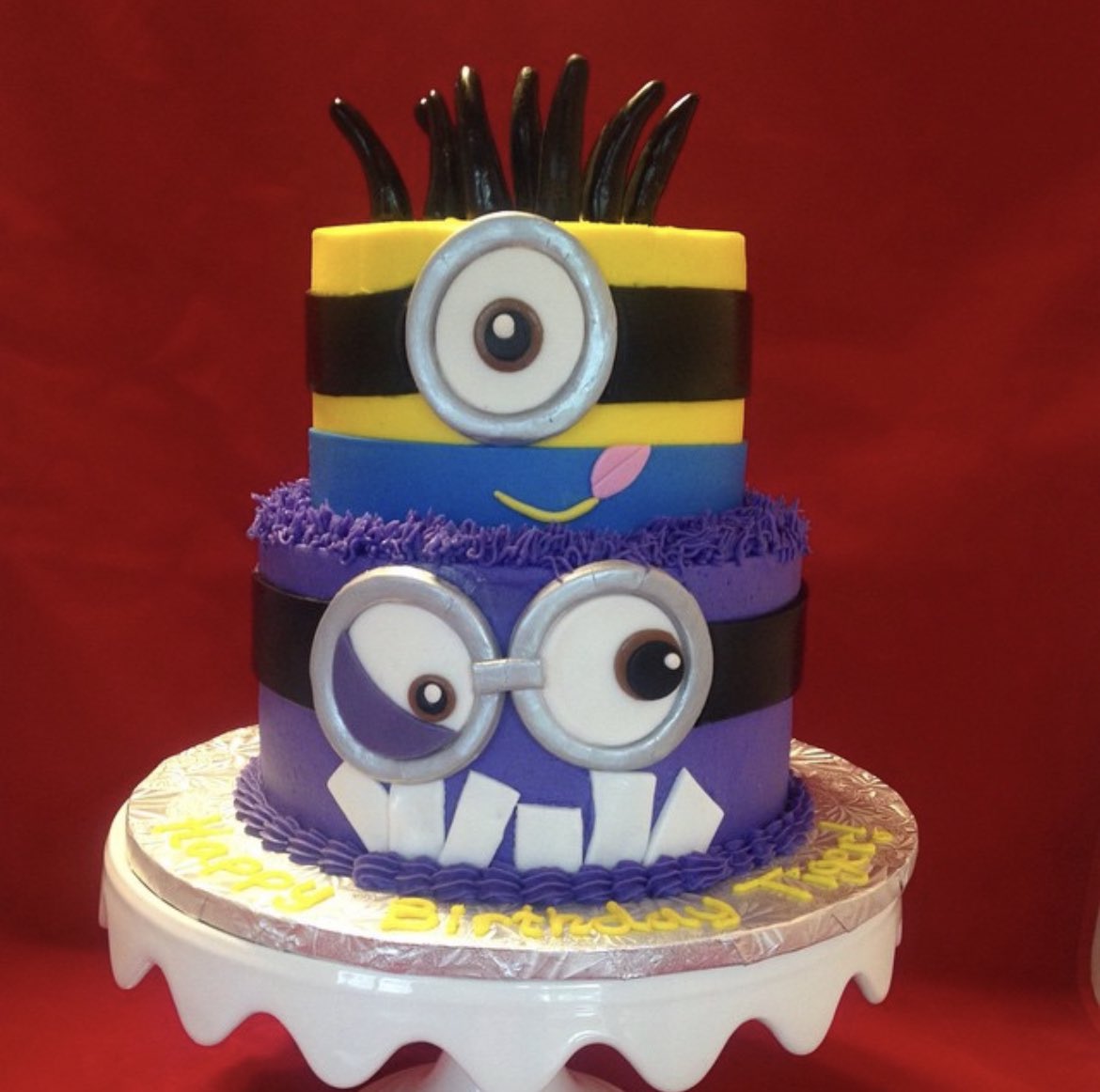 A fun Despicable Me cake! ❤️#minions #customcakes #customcake #cake #cakeinstagram #cakedecorating #cakesofinstagram #cakedecor 
#fondant #cakes #cakeartist 
#birthday #birthdaycake 
#omgcake #wowcakes 
#satinice #satinicefondant

instagram.com/p/14baeurdEj/?…