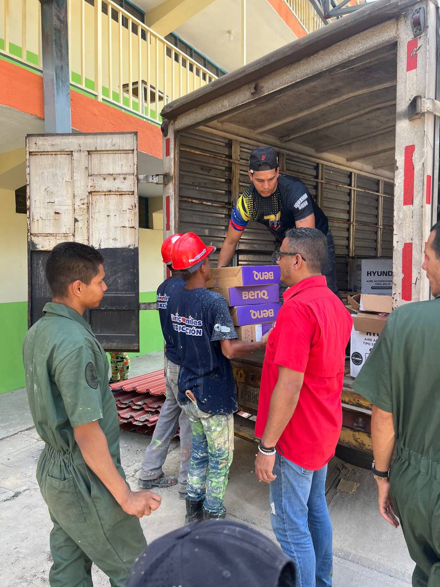 Fundabit_'s tweet photo. #Hoy atendimos a la comunidad de Las Tejerias del Estado Aragua llevándo equipos tecnológicos para la instalación de un #Cbit en la Unidad Educativa Nacional El Béisbol para así ofrecer a nuestros estudiantes el conocimiento de las TIC 
#PuebloUnidoYaActivo
#SomosFundabit https://t.co/mtkb2FWPR4