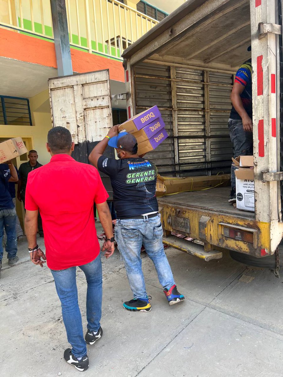 Fundabit_'s tweet photo. #Hoy atendimos a la comunidad de Las Tejerias del Estado Aragua llevándo equipos tecnológicos para la instalación de un #Cbit en la Unidad Educativa Nacional El Béisbol para así ofrecer a nuestros estudiantes el conocimiento de las TIC 
#PuebloUnidoYaActivo
#SomosFundabit https://t.co/mtkb2FWPR4