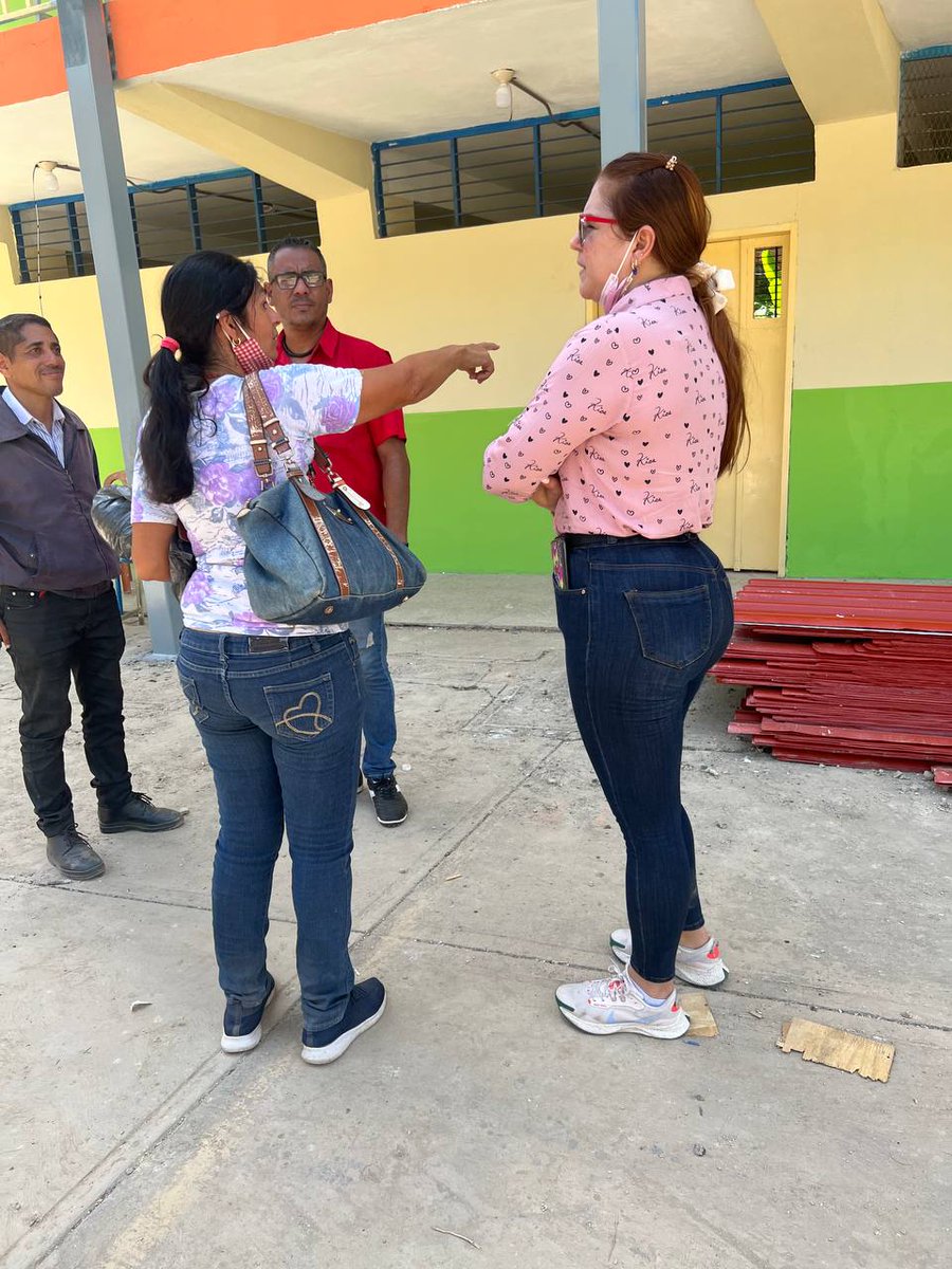 Fundabit_'s tweet photo. #Hoy atendimos a la comunidad de Las Tejerias del Estado Aragua llevándo equipos tecnológicos para la instalación de un #Cbit en la Unidad Educativa Nacional El Béisbol para así ofrecer a nuestros estudiantes el conocimiento de las TIC 
#PuebloUnidoYaActivo
#SomosFundabit https://t.co/mtkb2FWPR4