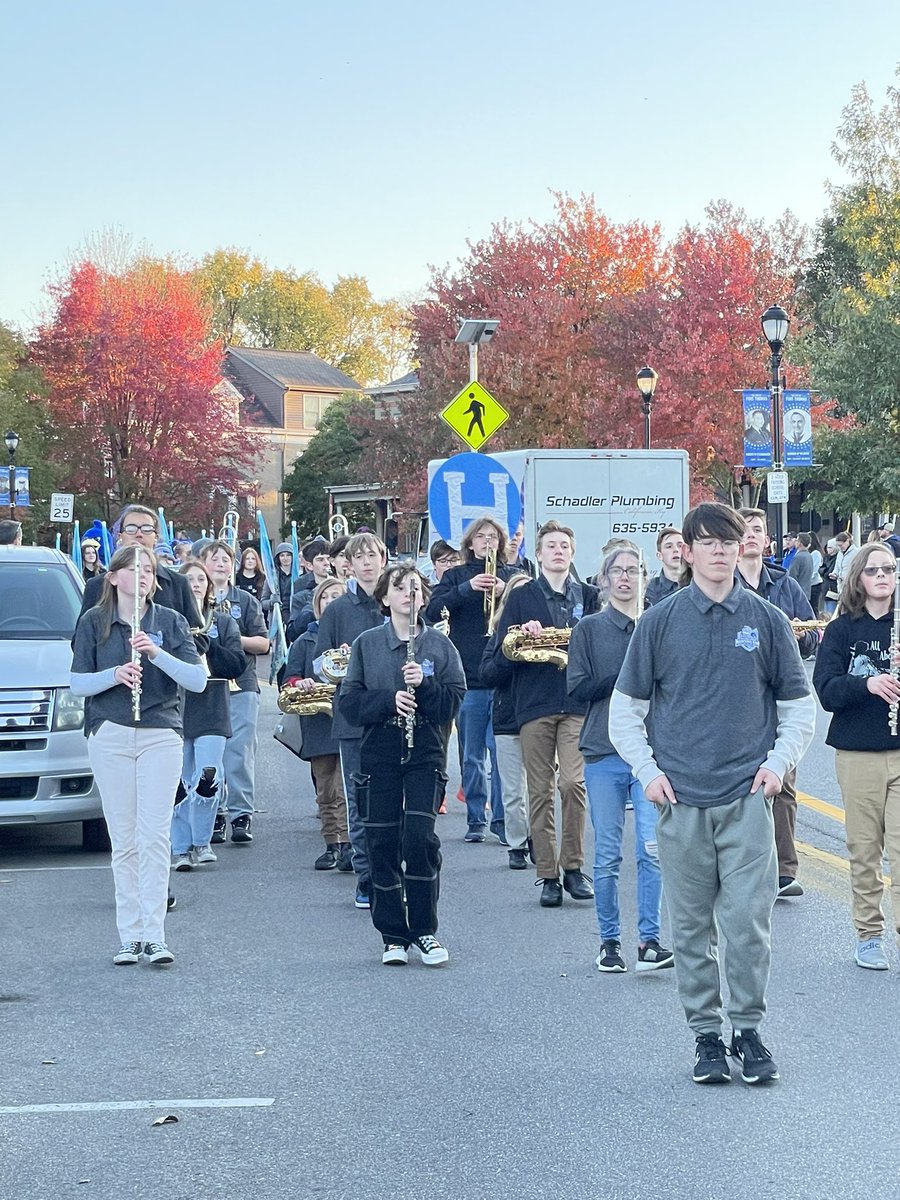 FTSUPT's tweet photo. Great night to be a Bluebird! Student led parade kicked off Homecoming.  Special thanks to City of Ft Thomas, FTPD, Coach Listerman, and especially Mrs Wagner and students who served as the sparks! @FTSchools @FTHighlandsHS https://t.co/LXEBpvqgCL