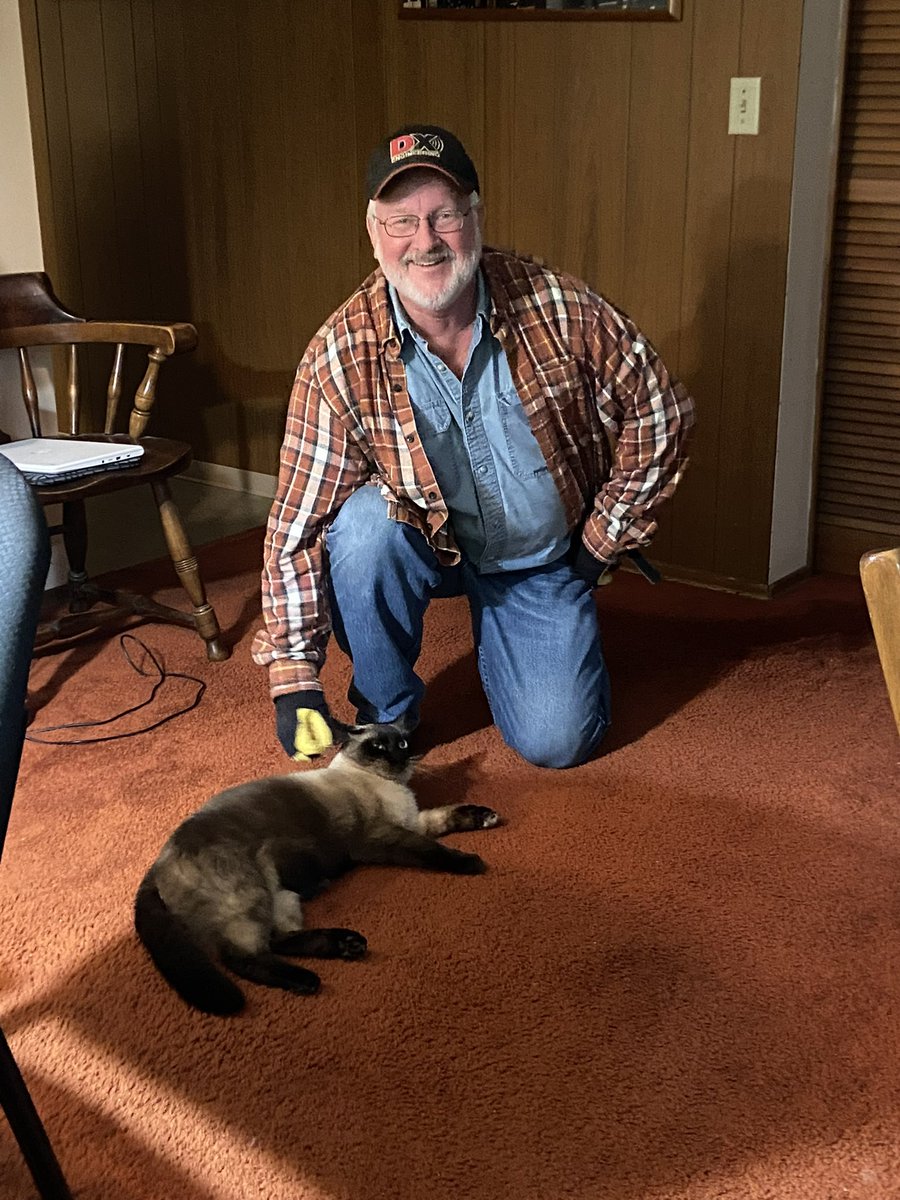griduino's tweet image. My good deed for the day:
I rescued my neighbor’s kitty from 25’ up in a tree. He spent the night up there and was totally ready for a ladder rescue. He practically climbed into my arms. Now he’s back at home as if nothing happened.