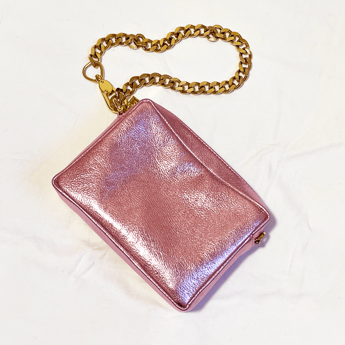 clutchbagsny's tweet photo. Here's one of the many ways you can wear your Cash & Carry. #Shop our best seller today at Clutch Bags New York for only $250.
#MadeinUSAwithLove #ShopConscious #supportsmallbusinesses https://t.co/tgAiOEOJlo