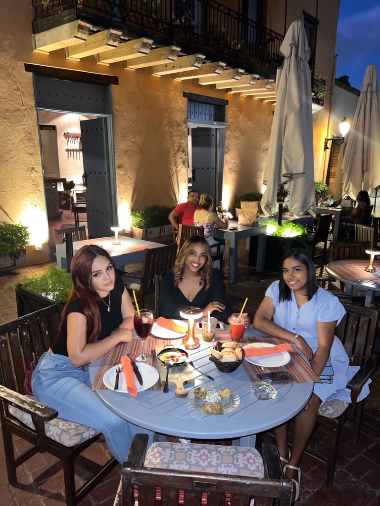 FranchescaNez4's tweet photo. La vida es , una tarde de risas y lágrimas con amigas ! https://t.co/Y0PCcP0mVu