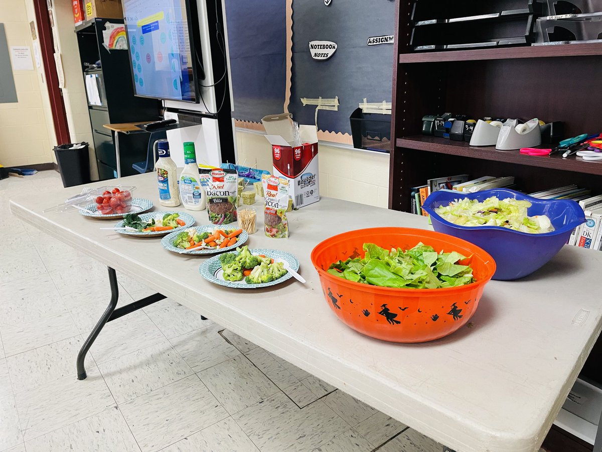 emscardinals's tweet photo. Mr. Kyle Stadalman’s 7th grade science classes have been growing lettuce! Here the 7th Hour brought an incredible spread to go along with the hydroponically grown lettuce! #WeAreEMS #twobagsofbaconbits https://t.co/DaumxiEP4w