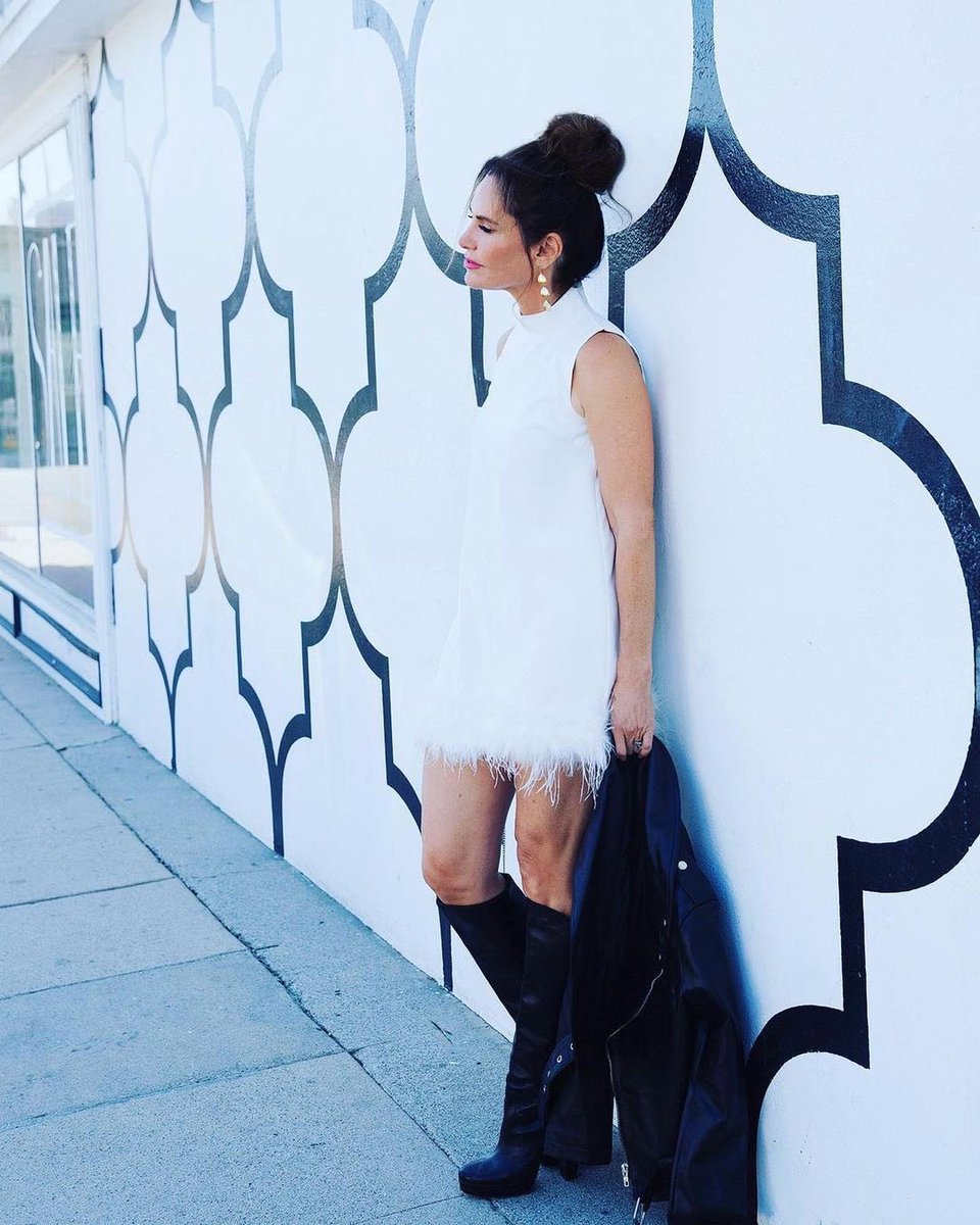AmyBrenneman's tweet photo. .@katewalsh taught me everything about wearing these minis… https://t.co/gBGbEy26LB