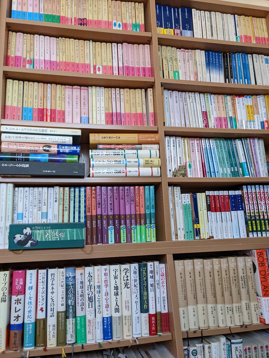 f31485915's tweet image. また別の本棚‥
師匠が「古典から読んだほうがよい」と言われるので、古典がほとんど！
古典は歯ごたえがあり、読むのが骨な時もあるが、味をしめると軽い本では物足りなくなる。