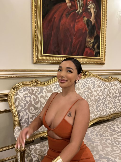 Don&rsquo;t be surprised baby it&rsquo;s just me 🧡🩰🧸 https://t.co/8EphPRl09z