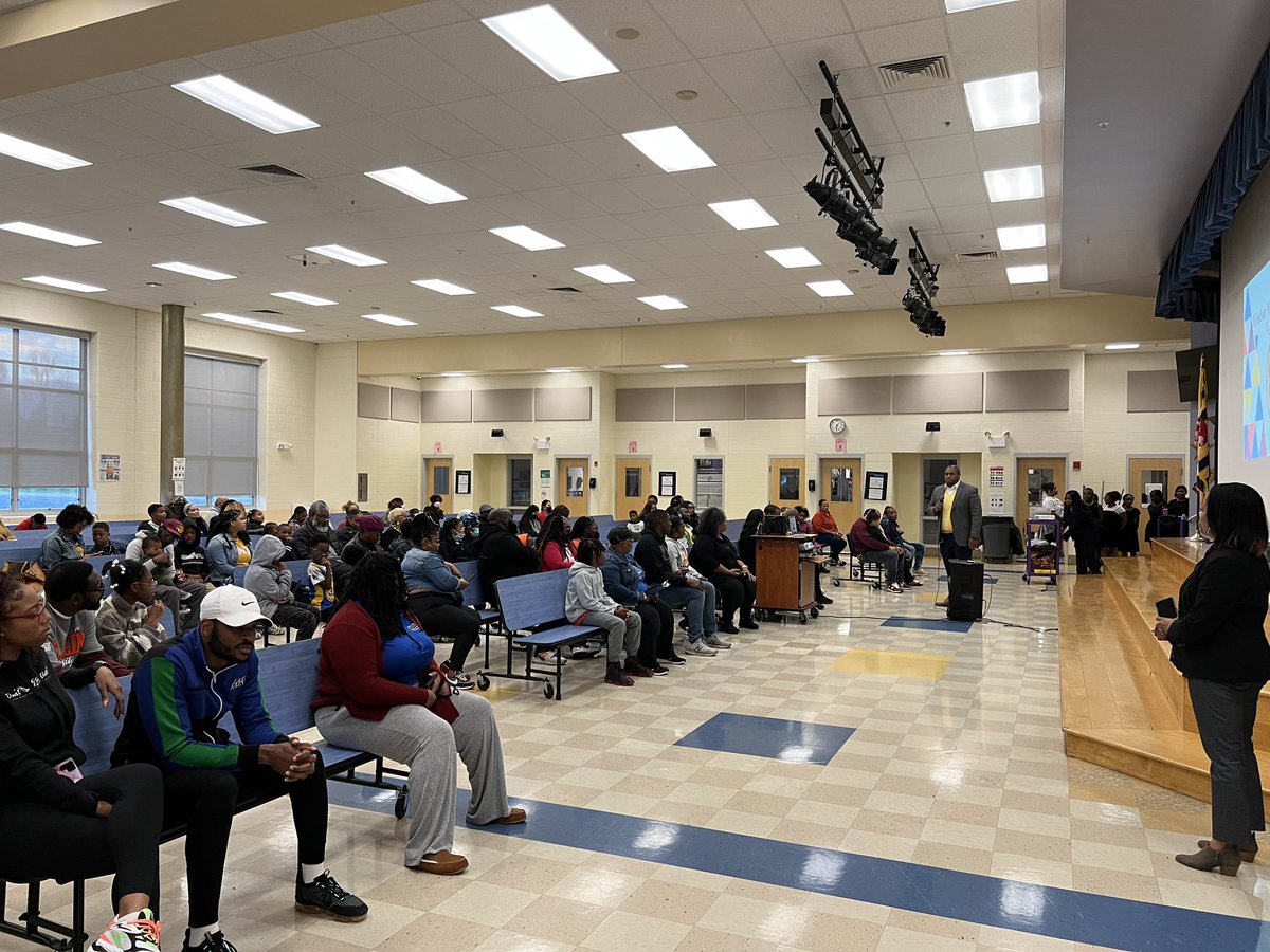 DeanBenesch's tweet photo. Great turn out at our @windsormillms Magnet Fair. Special thanks to our Admin, community partners, teachers and students who helped promote the #windsormilldifference. #ChangeOnaMILLion @LeadTheMill @MsEvan_Campbell @regina_ridley @JocelynAHodge https://t.co/k1vrWfiYYu