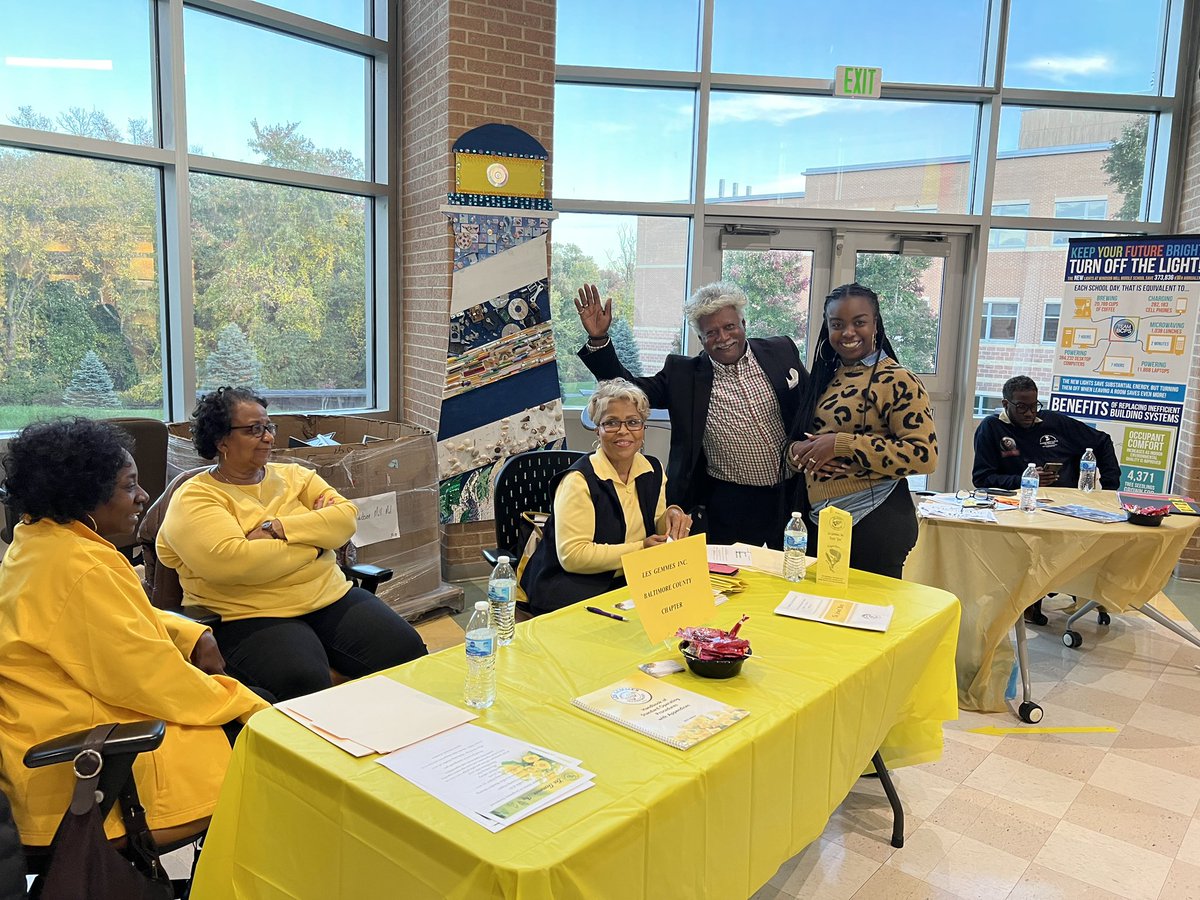 DeanBenesch's tweet photo. Great turn out at our @windsormillms Magnet Fair. Special thanks to our Admin, community partners, teachers and students who helped promote the #windsormilldifference. #ChangeOnaMILLion @LeadTheMill @MsEvan_Campbell @regina_ridley @JocelynAHodge https://t.co/k1vrWfiYYu