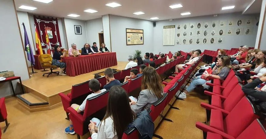 TurkeyPlus's tweet photo. Öğrenci hareketliliğimizin 3.gününde  katılımcı öğrenciler ve refakatçi öğretmenler İspanya/Tordesillas Belediye Başkanını ziyaret ettiler. 
@tcmeb
@ABBaskanligi @ulusalajans
@1Havaikmal
@EskisehirMem
@odunpazarimem
@COLEGIOPEDROI
@one_climate
@ErasmusWater https://t.co/3FUYZJMcay