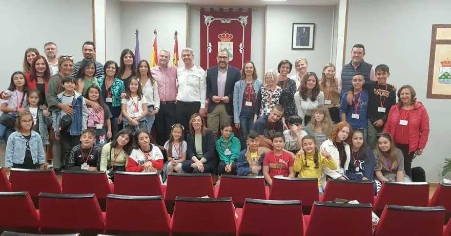 TurkeyPlus's tweet photo. Öğrenci hareketliliğimizin 3.gününde  katılımcı öğrenciler ve refakatçi öğretmenler İspanya/Tordesillas Belediye Başkanını ziyaret ettiler. 
@tcmeb
@ABBaskanligi @ulusalajans
@1Havaikmal
@EskisehirMem
@odunpazarimem
@COLEGIOPEDROI
@one_climate
@ErasmusWater https://t.co/3FUYZJMcay