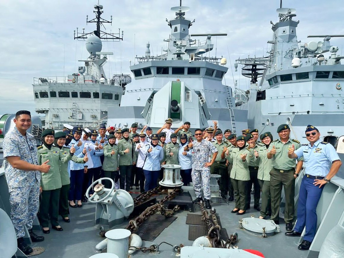 Welcome Aboard peserta Kursus Staf Pertengahan Angkatan Bersenjata Diraja Brunei. Semoga lawatan ini memberi seribu kenangan terindah buat para peserta. @tldm_rasmi @MPA_Barat @NavyTheBest1 @emmryshahril @Izzani87 #JebatWarrior #VictoryTogether