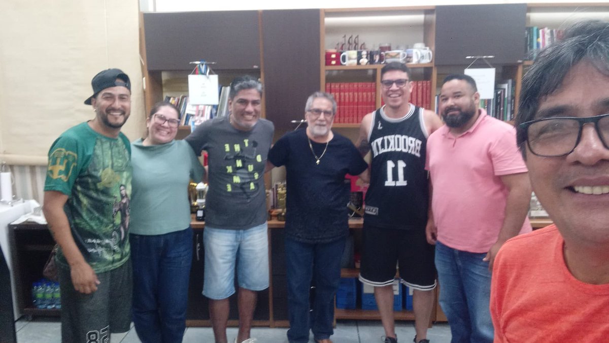 No comando da selfie, colega radialista @heraldoalmeida65 , esta colunista e Luiz Melo com os Mestres do Samba: Euton Gomes, Noel Oliveira, Renatinho e Fábio Fumaça já esquentando os tamborins para início do projeto Diário do Samba. Será o maior sucesso. Fiquem ligados na 90,9!