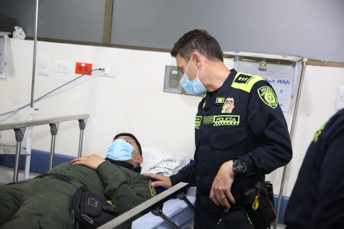 PoliciaColombia's tweet photo. La ley es implacable contra aquellos que atentan contra la vida, integridad y dignidad de policías de la patria y ciudadanos. Con total vehemencia el país debe rechazar todo acto de violencia. No habrá impunidad contra quienes cometan delitos contra policías.#LaAutoridadSeRespeta https://t.co/pAv2eS8lHU