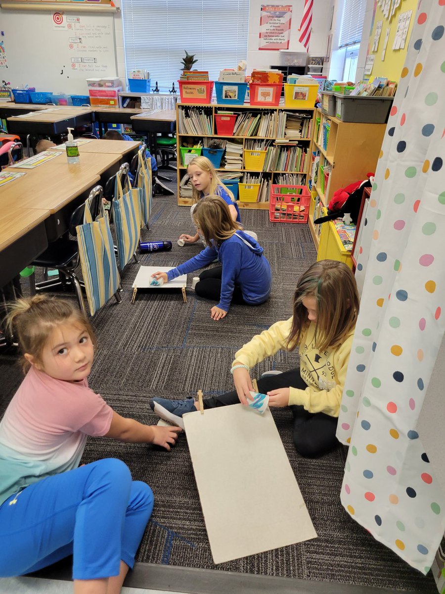 LauraPeckKM's tweet photo. Rolling, spinning, and balancing as we experiment with balance and motion this week. @KMElem #SecondGradeScientists https://t.co/ksvWRnDA2g