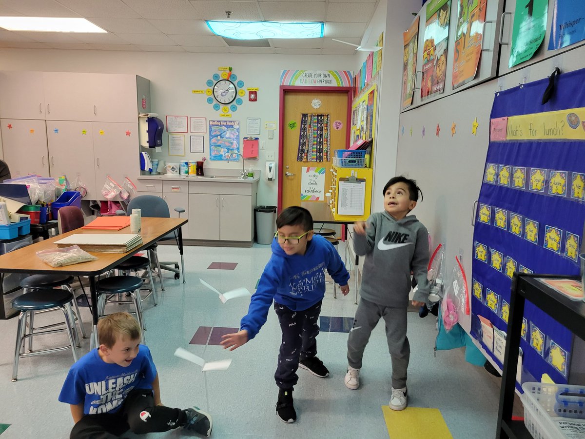 LauraPeckKM's tweet photo. Rolling, spinning, and balancing as we experiment with balance and motion this week. @KMElem #SecondGradeScientists https://t.co/ksvWRnDA2g
