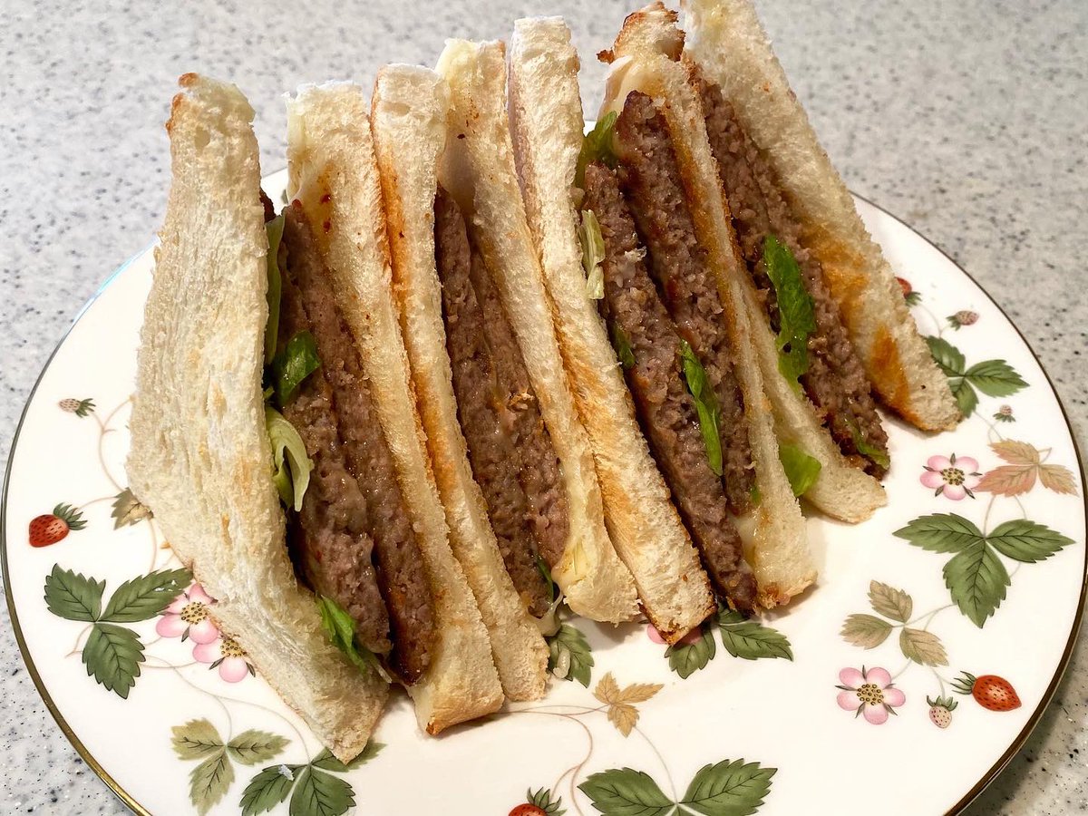 echigoya380RS's tweet photo. 焼くと肉汁バーンのカントリーチップ🥩はペリカンの食パン🍞にサイズがピッタリ モグ❣️

#二の岡ハム
#カントリーチップ
#パンのペリカン
#Perican
#クラブハウスサンド
#男飯
#モグ https://t.co/IeYTb6Csga