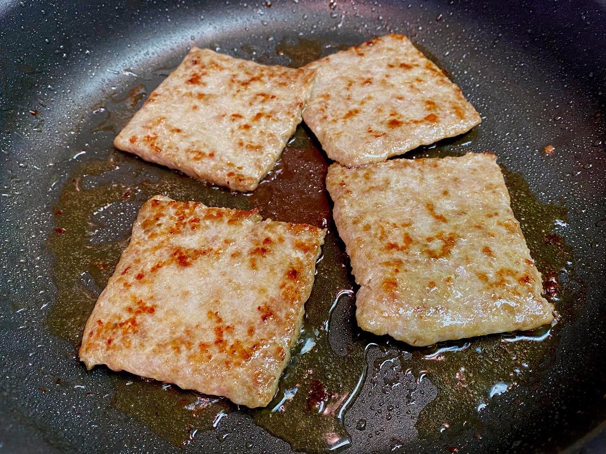 echigoya380RS's tweet photo. 焼くと肉汁バーンのカントリーチップ🥩はペリカンの食パン🍞にサイズがピッタリ モグ❣️

#二の岡ハム
#カントリーチップ
#パンのペリカン
#Perican
#クラブハウスサンド
#男飯
#モグ https://t.co/IeYTb6Csga