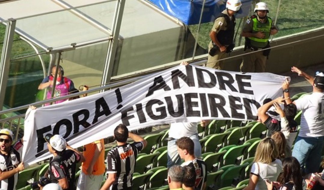 JogadoresGalo's tweet photo. André Vaiadão.
Com vaias e faixa, torcedores protestam contra o diretor André Figueiredo - 2019. https://t.co/VrgilxX2MK
