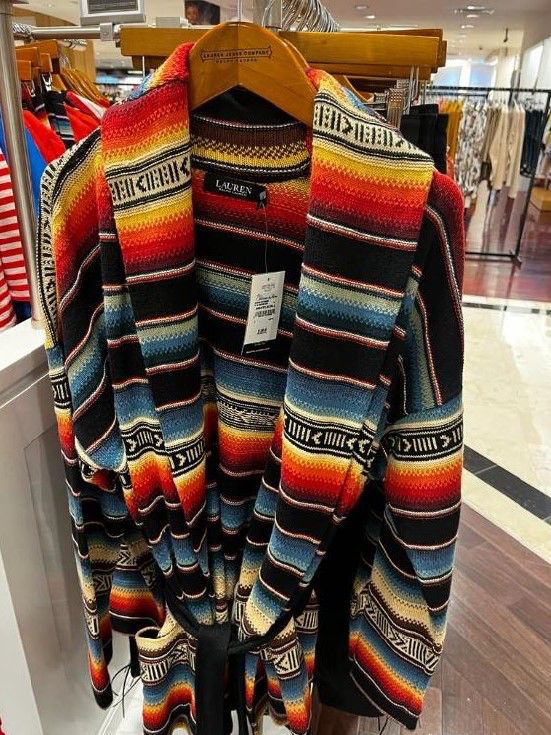 alefrausto's tweet photo. #NoAlPlagio
Nos pronunciamos contra la apropiación cultural que realizó la empresa @RalphLauren hacia las creaciones originales de las comunidades de Contla, Tlaxcala, y de Saltillo, Coahuila.

Los símbolos identitarios no son una mercancía. https://t.co/wlg3fYPI8Z