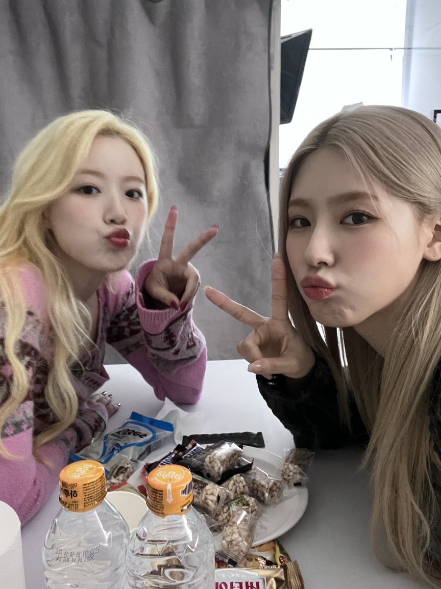 mishuthings's tweet photo. 👩🏼‍❤️‍💋‍👩🏼 https://t.co/75Qjn2djaa