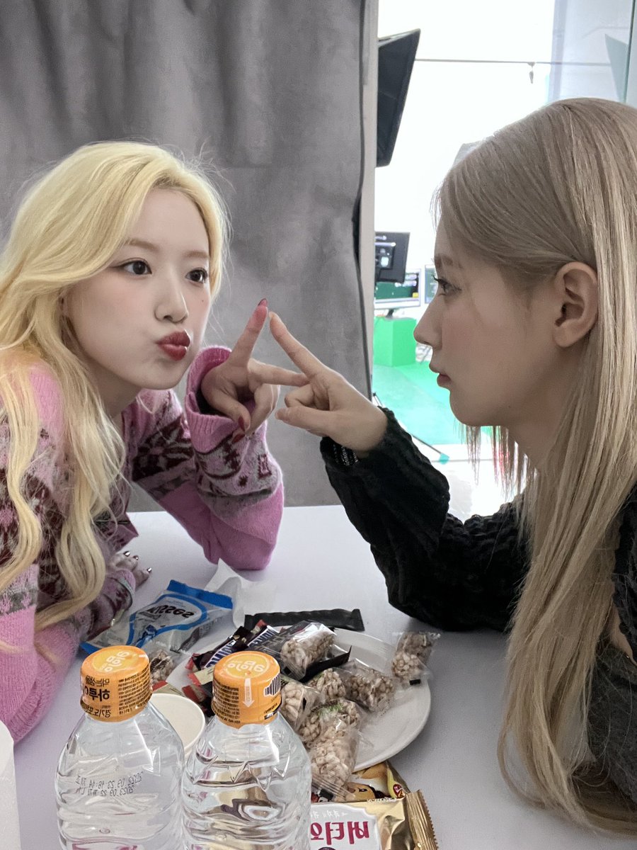 mishuthings's tweet photo. 👩🏼‍❤️‍💋‍👩🏼 https://t.co/75Qjn2djaa