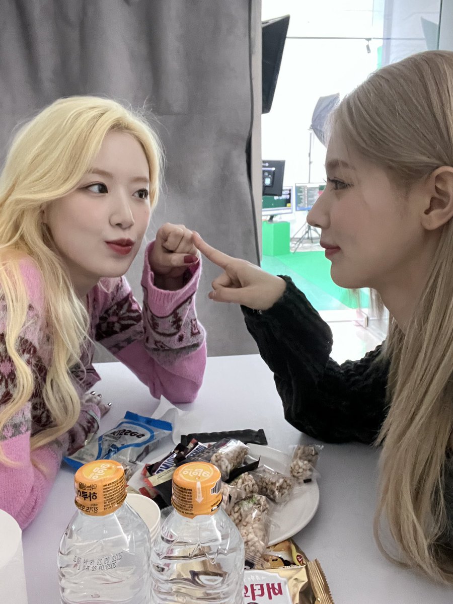 mishuthings's tweet photo. 👩🏼‍❤️‍💋‍👩🏼 https://t.co/75Qjn2djaa
