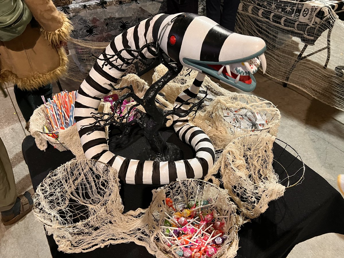 go52events's tweet photo. Tonight we’re at the first (of many, we hope) Oddities Marketplace, curated by DJ Matt Gray. Ocala’s Downtown Market is JAM PACKED with fun folks of all ages browsing whimsical, spooky, and unique wares.
#events #halloween #oddities #ocalaevents #ocala #downtownocala #shopping https://t.co/WJyS1LwDSD