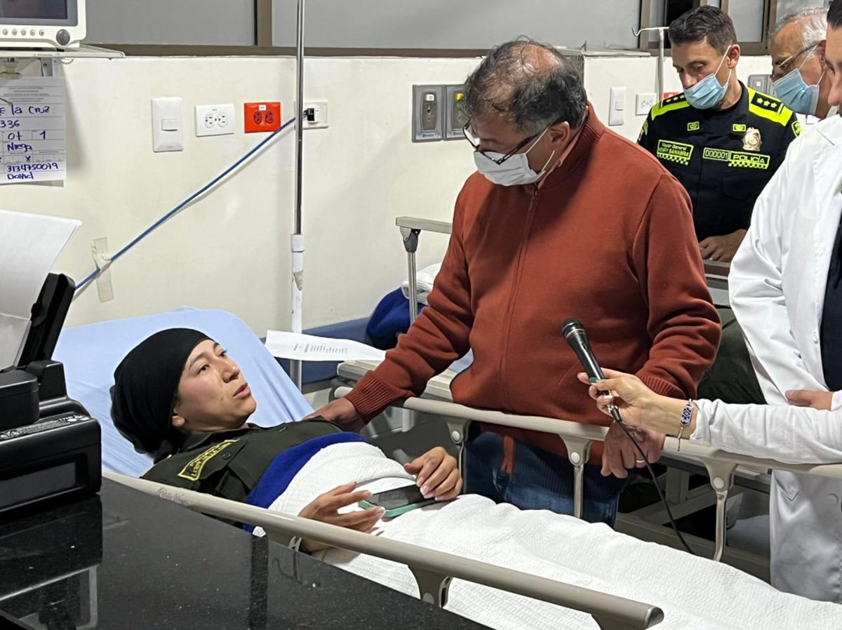 infopresidencia's tweet photo. Luego del cumplimiento de la agenda regional en Turbo y Barrancabermeja, el Presidente @PetroGustavo visitó a los miembros de la @PoliciaColombia que se vieron afectados por las protestas en el centro de Bogotá. https://t.co/C9br0jiCN8