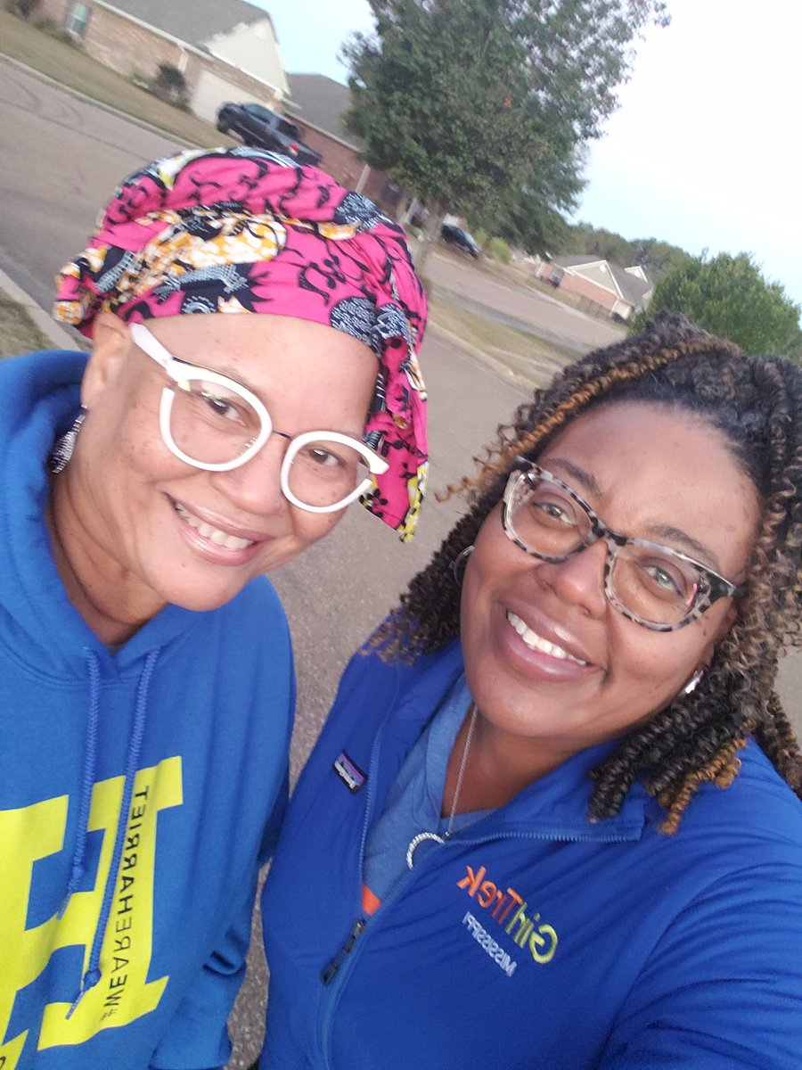 Olliegall's tweet photo. @GirlTrek #4Dark30Crew
Freezing temps this morning so we walked this evening!
Great neighborhood walk!👟
#BlackHistoryBootcamp
Day #13of21 | #GirlTrek
#WeWinningWednesday https://t.co/hGAe3uE64b