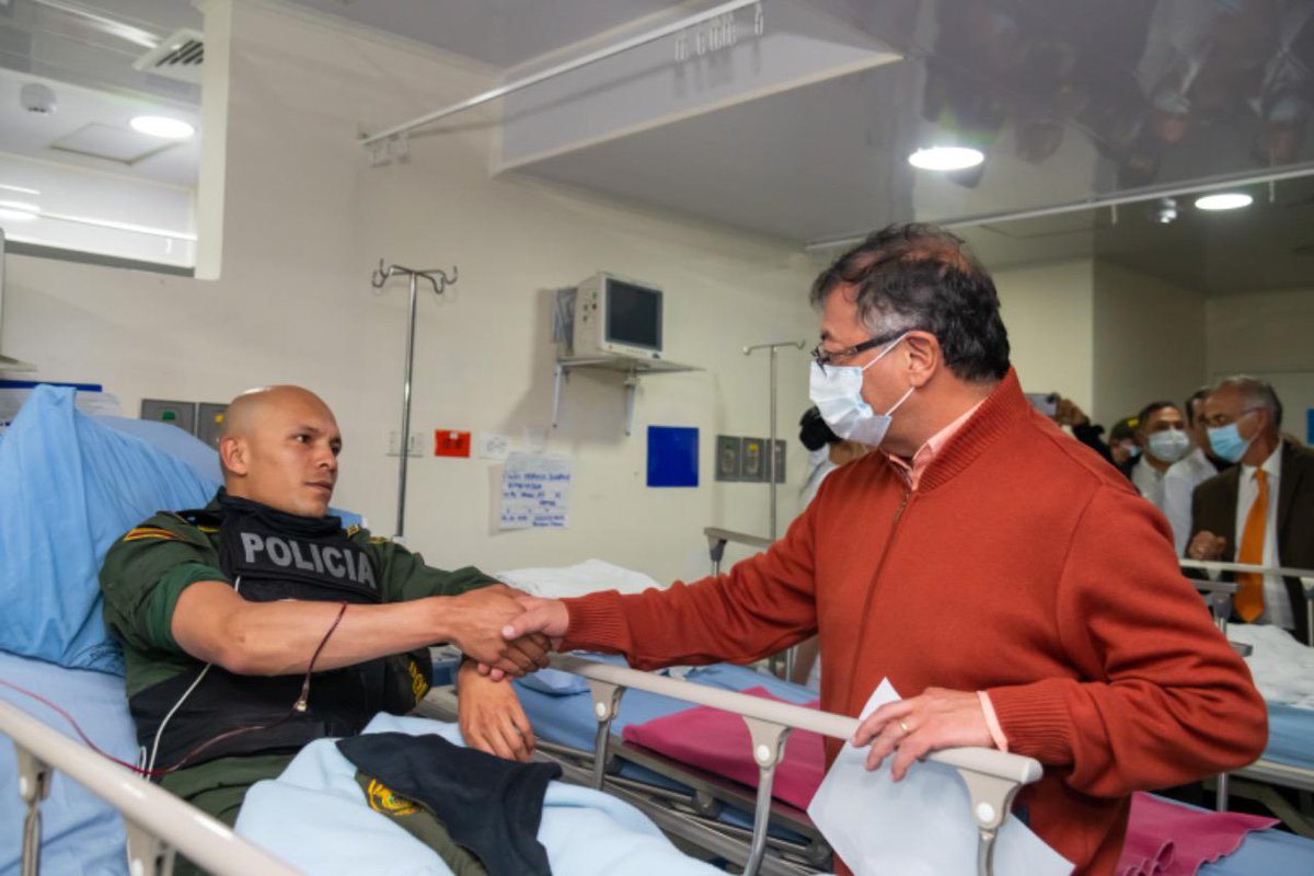 infopresidencia's tweet photo. Luego del cumplimiento de la agenda regional en Turbo y Barrancabermeja, el Presidente @PetroGustavo visitó a los miembros de la @PoliciaColombia que se vieron afectados por las protestas en el centro de Bogotá. https://t.co/C9br0jiCN8