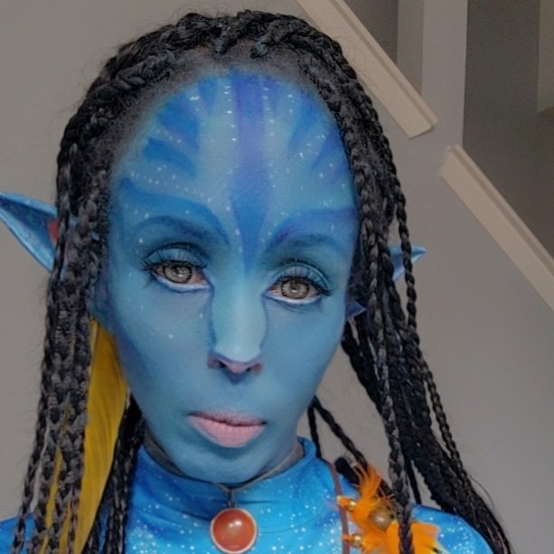 cmo_mua's tweet photo. I've missed a few years of doing my annual Halloween costume post. I'm back outside.  Here's my rendition of "Avatar's Neytiri". Products: @Makeupforever  flash pallet @BenNyeMakeup neutral set and @elfcosmetics eyeshadow pallette #halloweencostume #mua #promua #makeupartist https://t.co/jYrS9H99hW