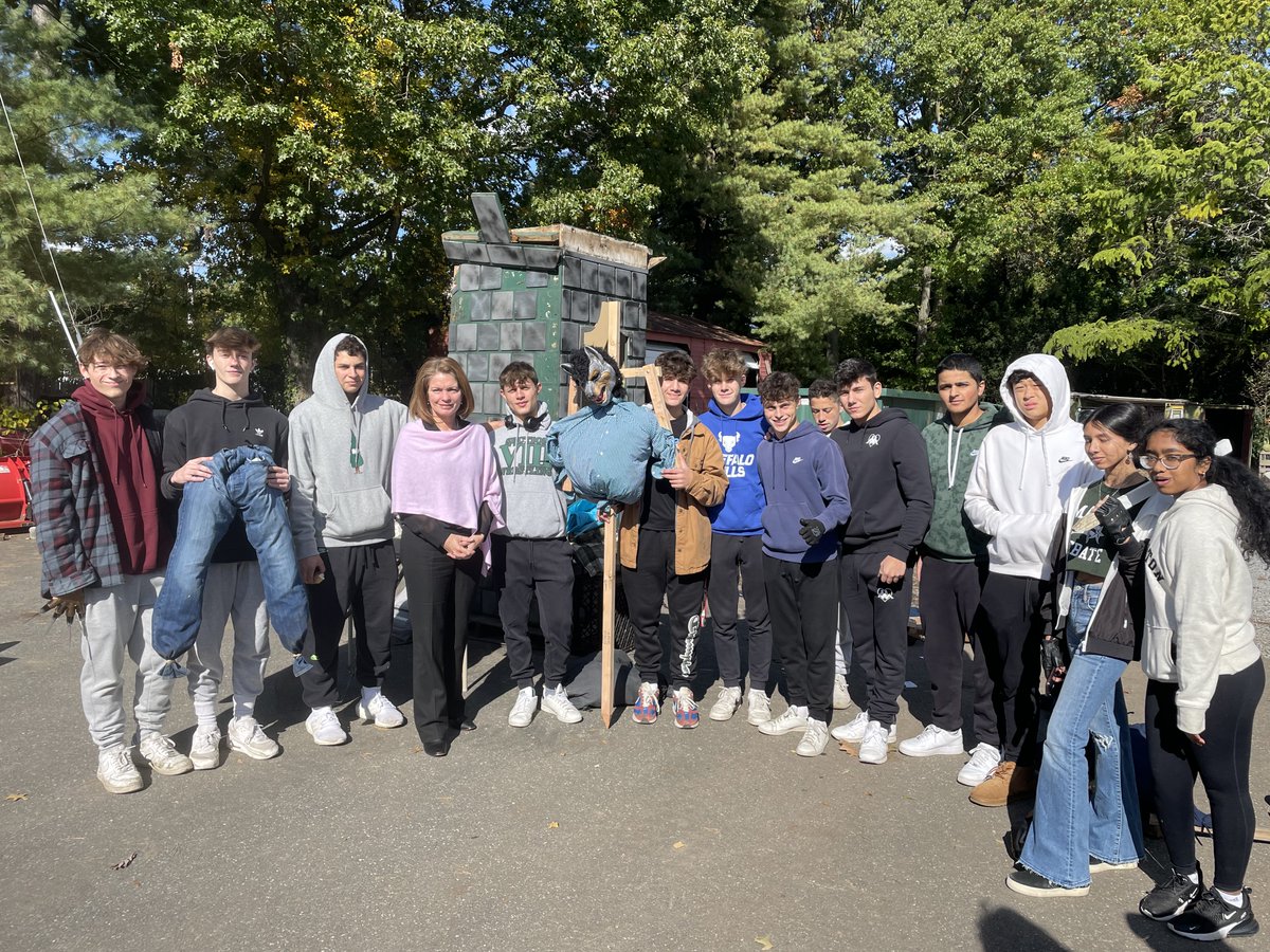EastWillistonSD's tweet photo. Town of North Hempstead Supervisor Jennifer DeSena at Clark Botanical Gardens with @WheatleySchool students as they were setting up for Sunday's "Not-So-Spooky" Walk #dosl #ewlearns https://t.co/lheVYx5brw