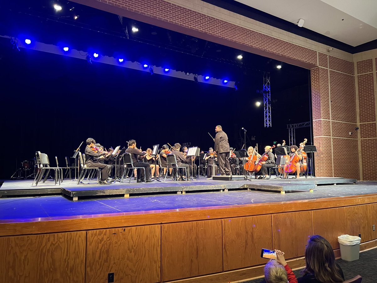 MrMooreFHMS's tweet photo. Bravo! Combined Fossil Hill and Vista Ridge Orchestra! 🐾🐾🐾#pantherpride https://t.co/e1MdwNr7AU