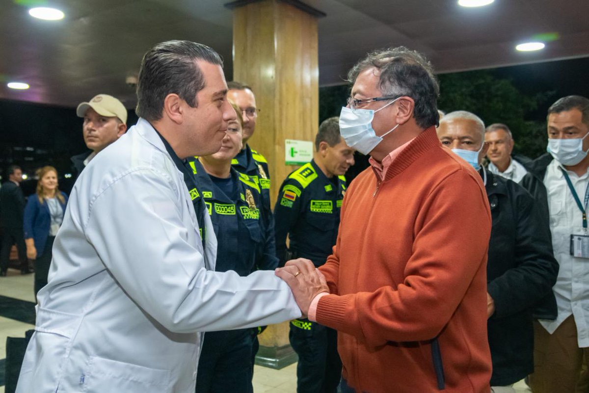 infopresidencia's tweet photo. Luego del cumplimiento de la agenda regional en Turbo y Barrancabermeja, el Presidente @PetroGustavo visitó a los miembros de la @PoliciaColombia que se vieron afectados por las protestas en el centro de Bogotá. https://t.co/C9br0jiCN8