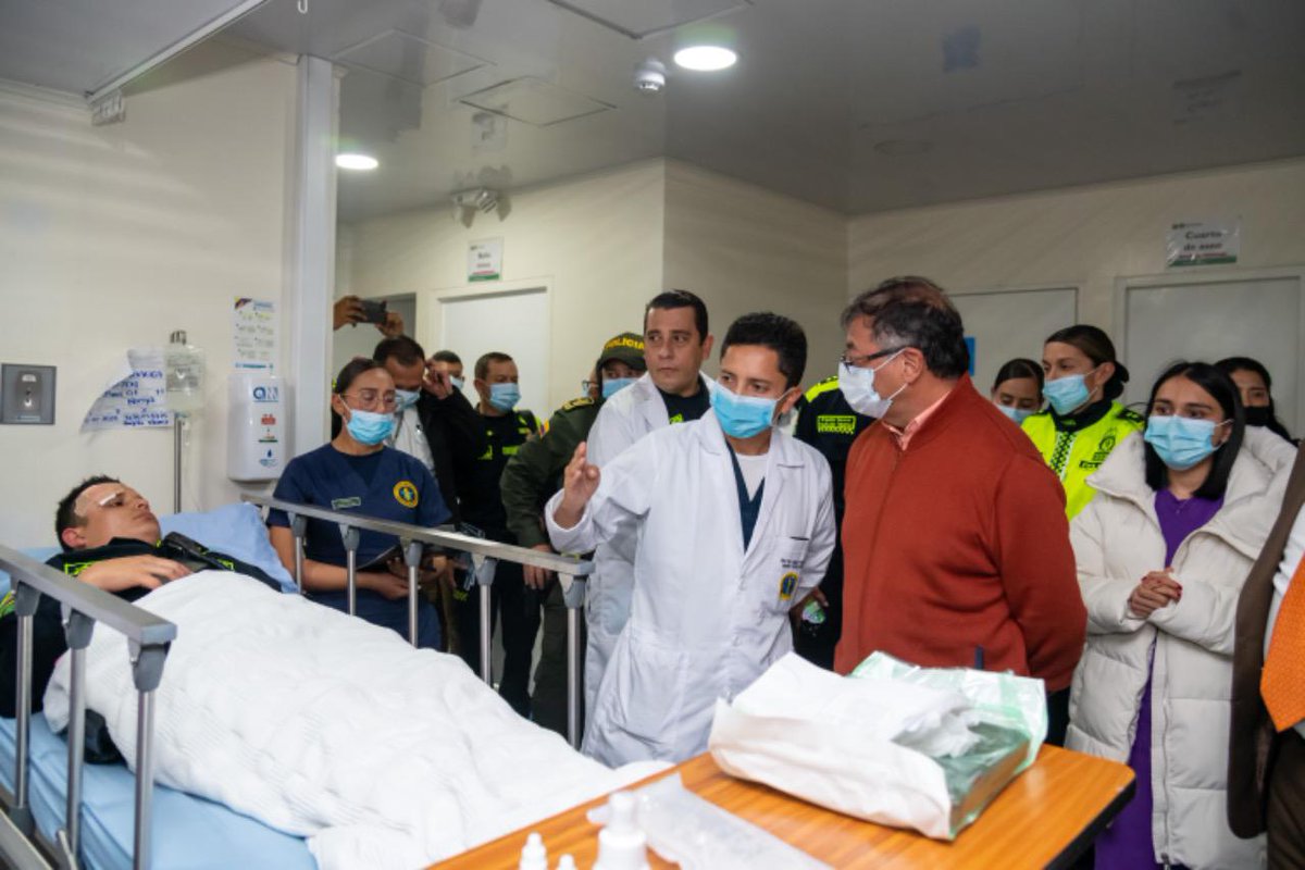 infopresidencia's tweet photo. Luego del cumplimiento de la agenda regional en Turbo y Barrancabermeja, el Presidente @PetroGustavo visitó a los miembros de la @PoliciaColombia que se vieron afectados por las protestas en el centro de Bogotá. https://t.co/C9br0jiCN8