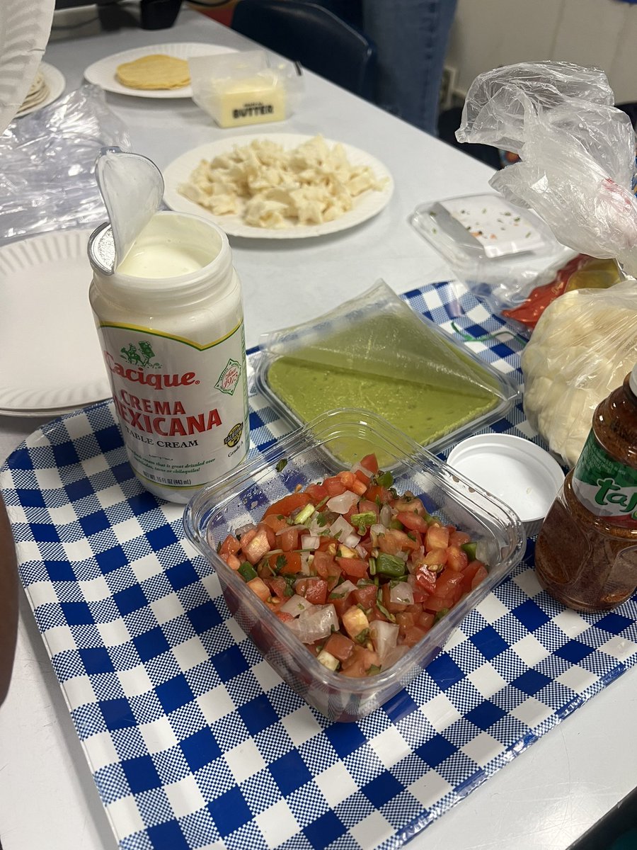 ecastillomar's tweet photo. Cooking in Third grade @SumacLSTEM #socioculturalcompetence
#sumacpride 
#sumacstaffrocks 
#LVUSD 
#LVUSDROCKS 
#duallanguagerocks
#GoVoyagers
#voyagerskeepexploring https://t.co/zR71qraSBM
