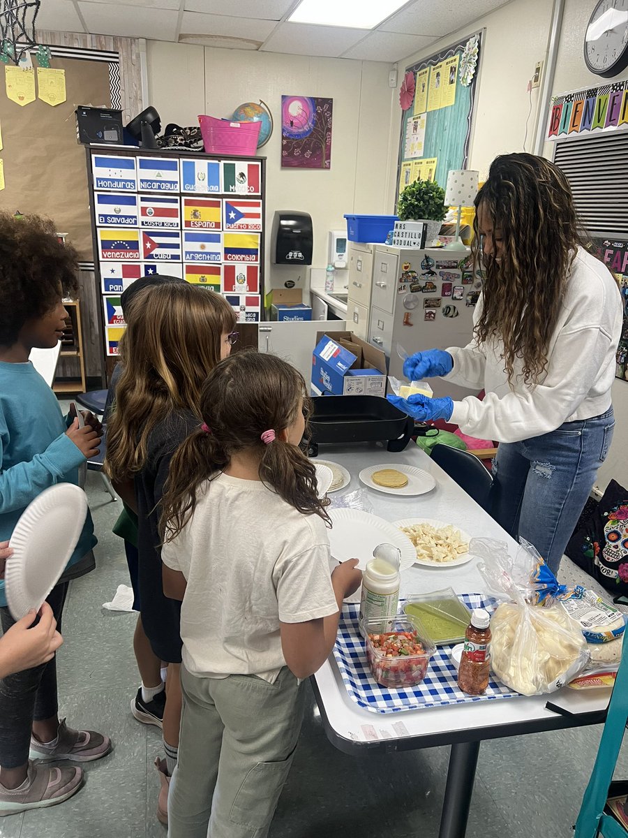 ecastillomar's tweet photo. Cooking in Third grade @SumacLSTEM #socioculturalcompetence
#sumacpride 
#sumacstaffrocks 
#LVUSD 
#LVUSDROCKS 
#duallanguagerocks
#GoVoyagers
#voyagerskeepexploring https://t.co/zR71qraSBM