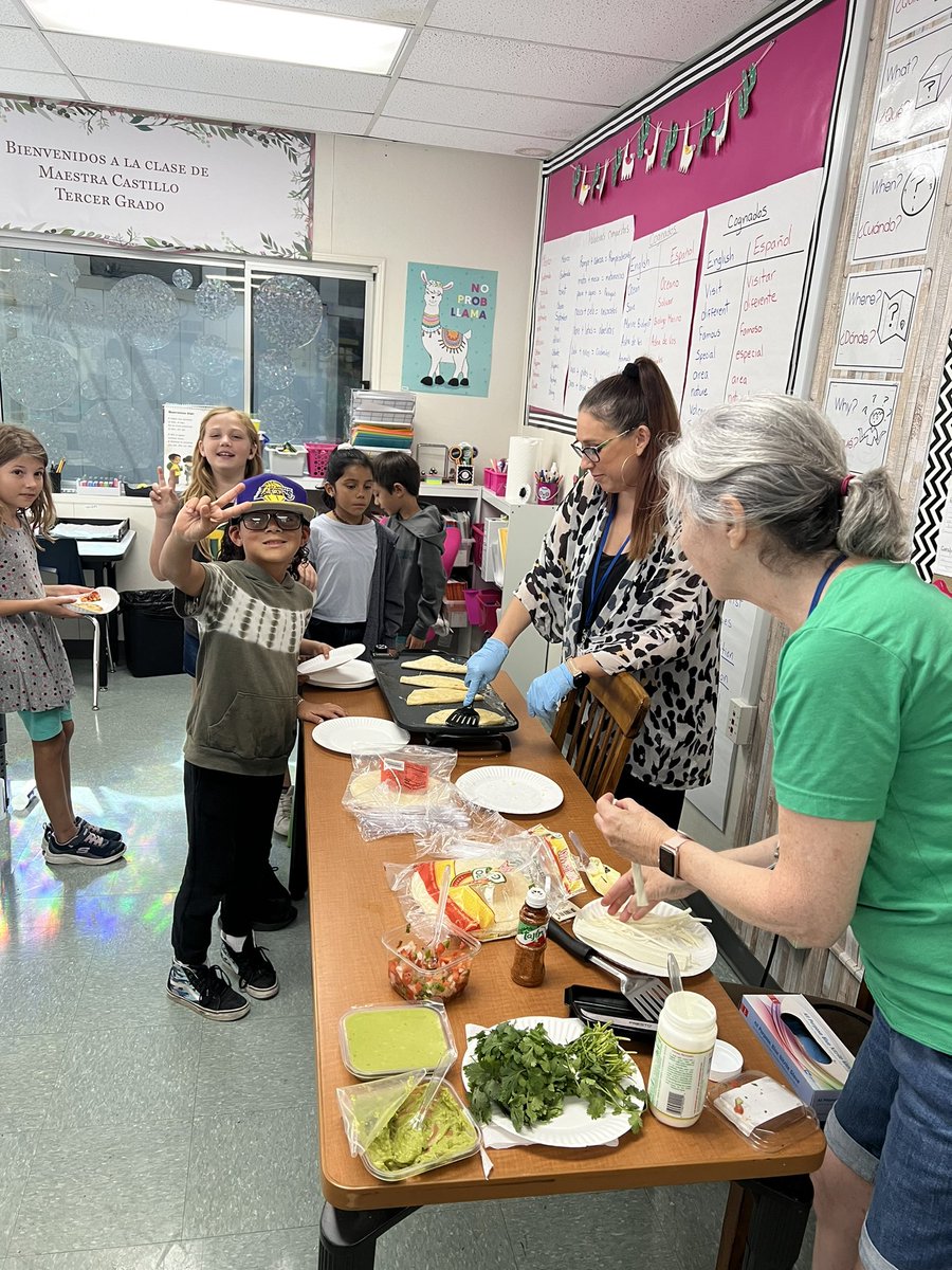 ecastillomar's tweet photo. Cooking in Third grade @SumacLSTEM #socioculturalcompetence
#sumacpride 
#sumacstaffrocks 
#LVUSD 
#LVUSDROCKS 
#duallanguagerocks
#GoVoyagers
#voyagerskeepexploring https://t.co/zR71qraSBM
