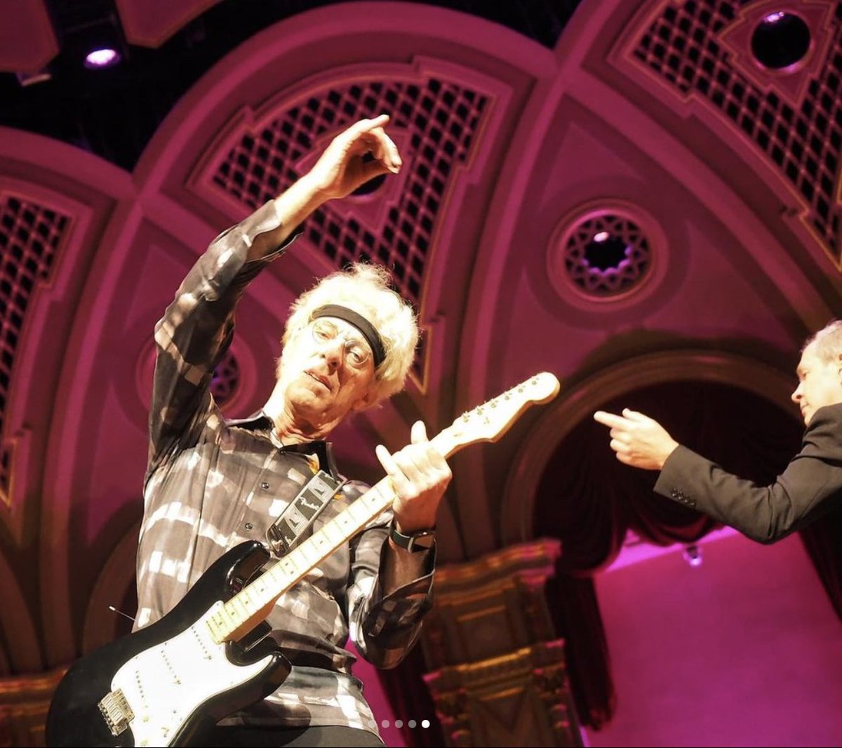 copelandmusic's tweet photo. Who doesn't love some windmill guitaring?

📸 @vernjgriffiths
@VSOrchestra  @hppolyarts 

#PDO #PoliceDerangedForOrchestra #StewartCopeland https://t.co/pP4iDJg2WP